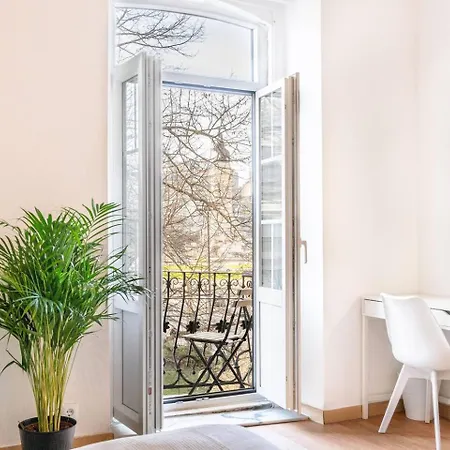 51 Bedroom Apartment Over Marqus De Pombal * Lisboa