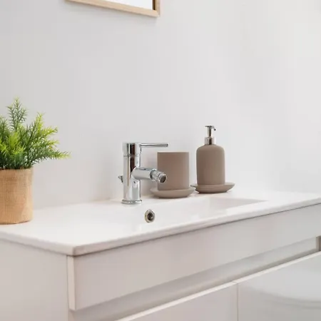 51 Bedroom Apartment Over Marqus De Pombal * Lisboa
